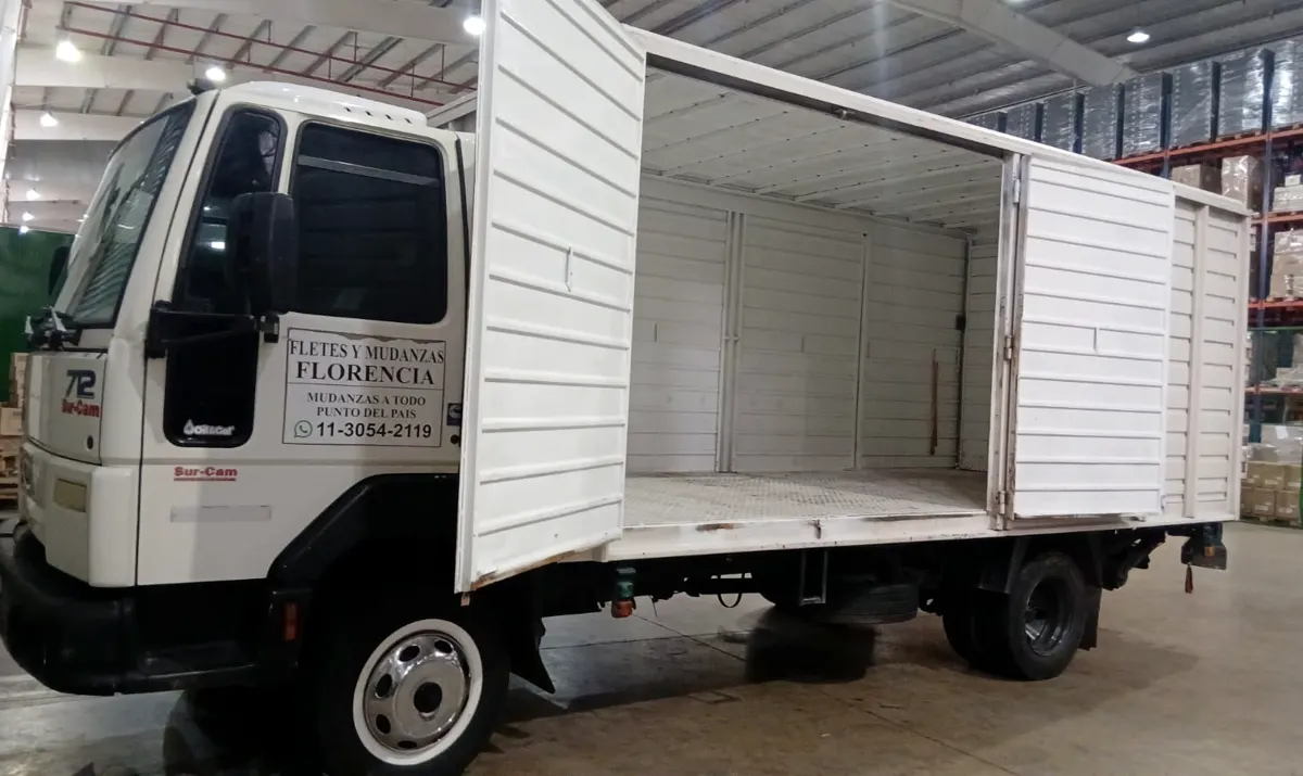Caja amplia y cubierta de Fletes y Mudanzas Florencia: Tu carga viaja protegida