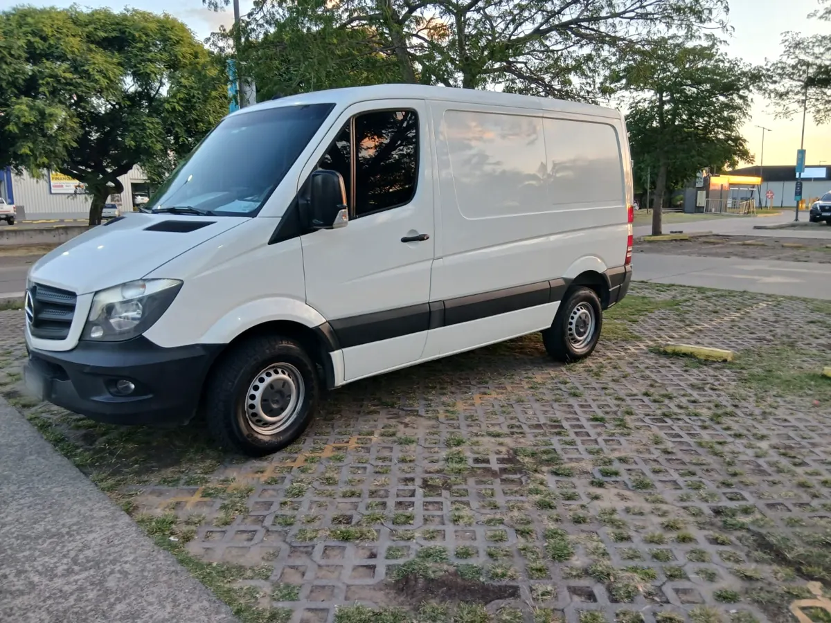 Utilitario de Fletes y Mudanzas Florencia: Ideal para fletes chicos y traslados rápidos